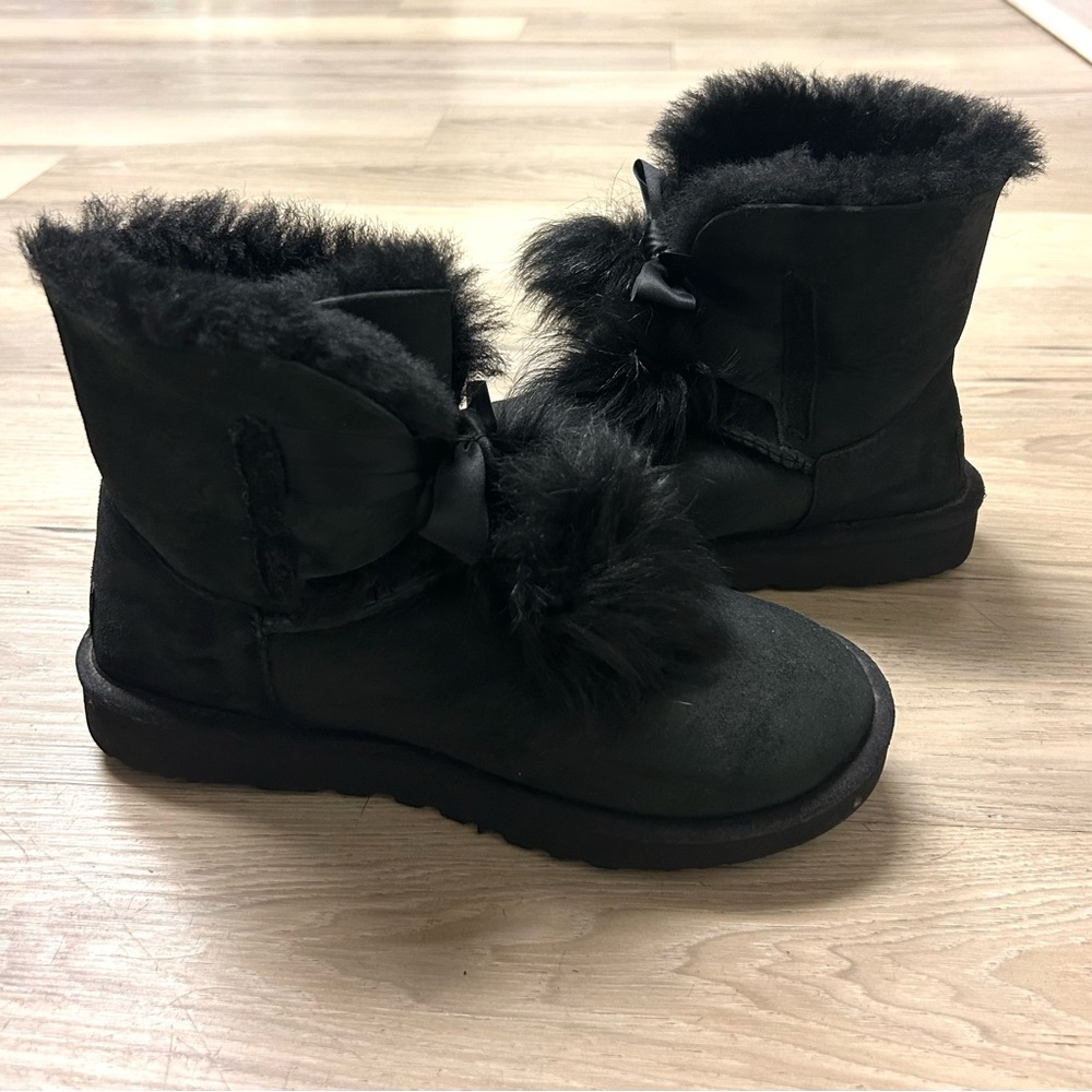 UGG Boots Gita Black Suede Pom Pom Bow Women Sz 7 Sheepskin Comfort Cozy Ankle - Picture 10 of 13